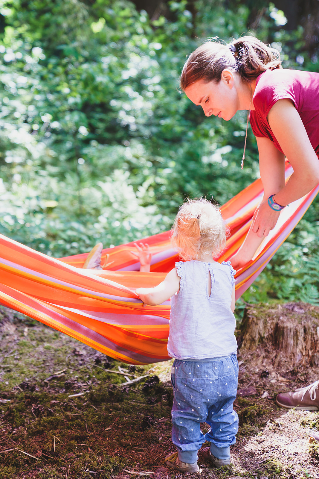 Eltern und Kinder in der Natur