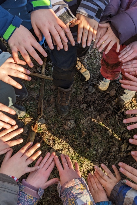 Kinder beim Ferienprogramm im Wald